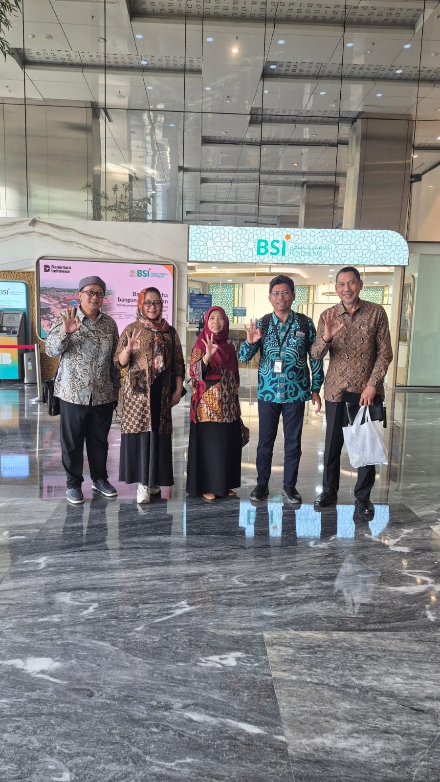 Prof. Mahfud Sholihin bersama tim JHF #3