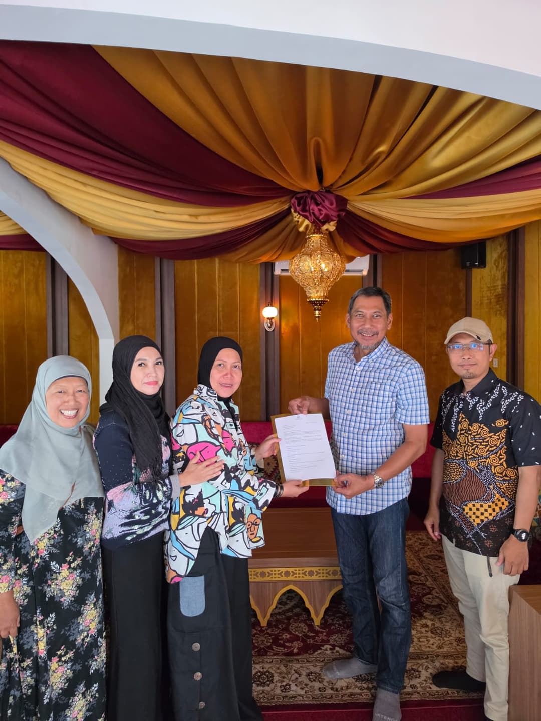 Serah terima aset digital Halalnesia kepada Panitia Jogja Halal Fest #3